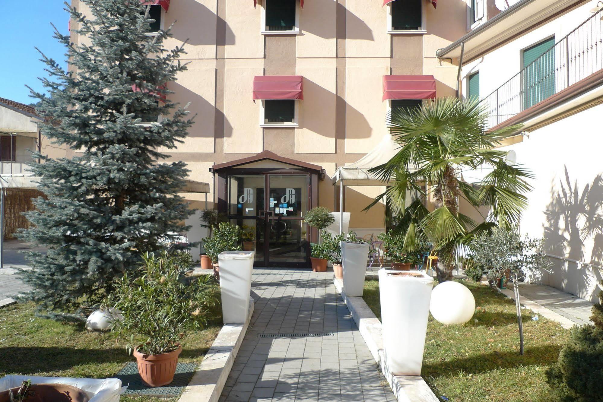 Hotel De Meis Capistrello Екстериор снимка