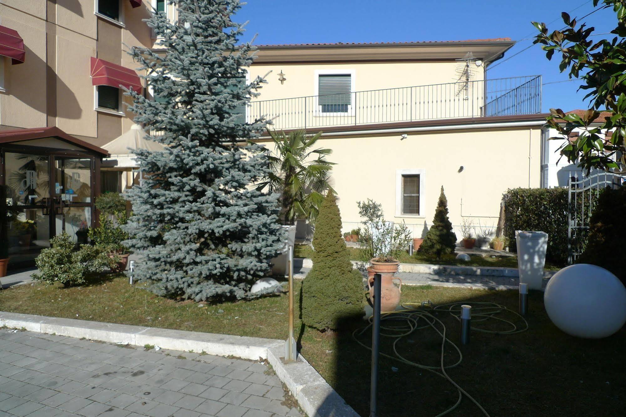 Hotel De Meis Capistrello Екстериор снимка
